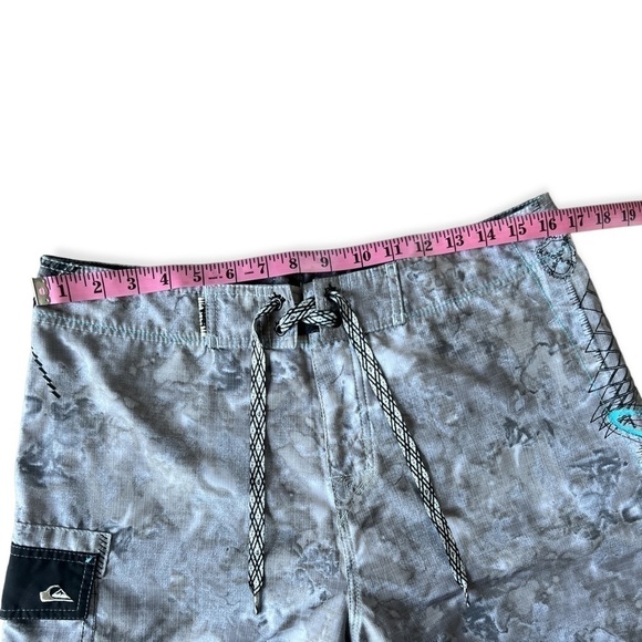 Quiksilver Men’s Grey Unlined Board Shorts With Cargo Pocket, Size 32 - Picture 6 of 7